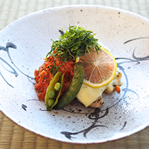 8_鶏もも肉のハーブグリル トマトソース添え