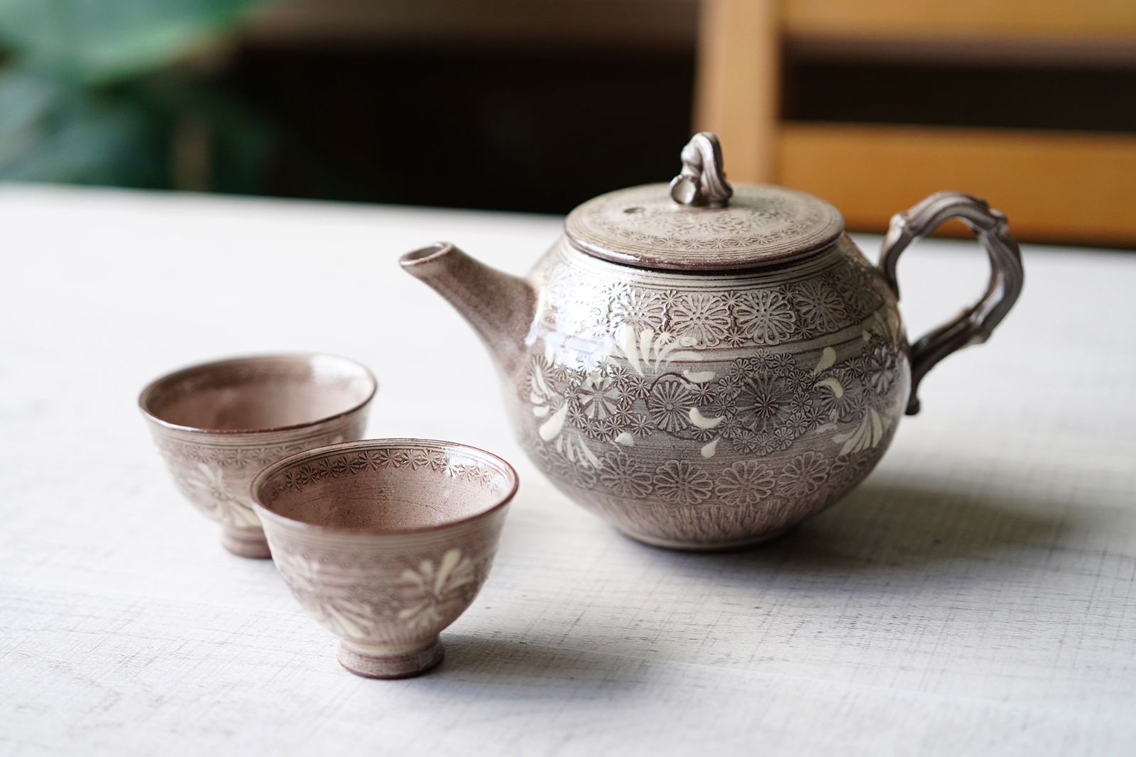 大小の白い花と多彩な伝統技法が出会う「京三島」