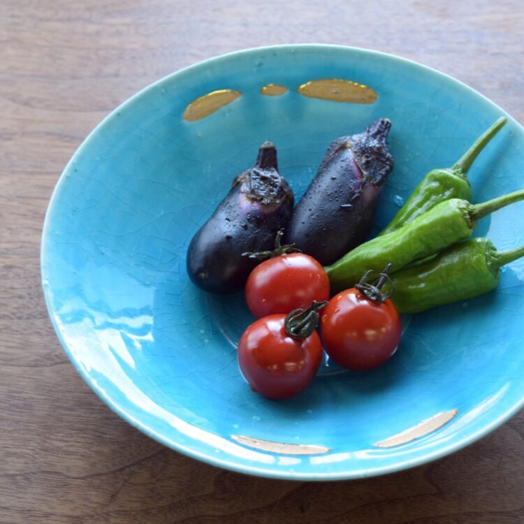 華やかなトルコブルーのうつわ
