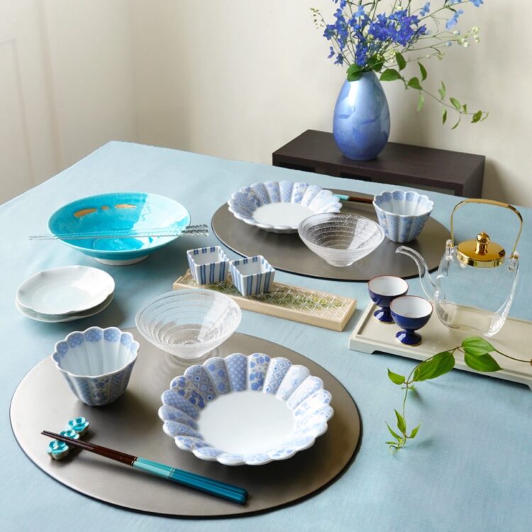 夏に奏でるブルーのうつわ 青が映えるテーブルコーディネート