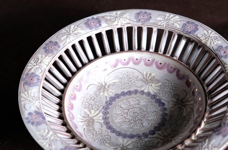 優美な金彩と高貴な紫が織りなす「紫彩華紋」