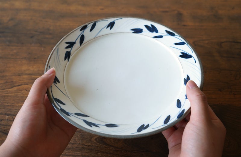 粉引染花 食卓になじむ